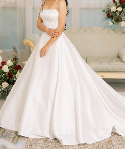 Buy Sell Wedding Dress Online Dubai United Arab Emirates White Nicole Spose A-Line Dress with Straight Across Neckline, strapless, Mikado Fabric, Size Small
