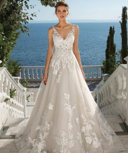 Buy Sell Wedding Dress Online Dubai UAE Ivory Coloured Justin Alexander A-Line dress with off the shoulders neckline. Made of Tulle and Lace. Size Large
