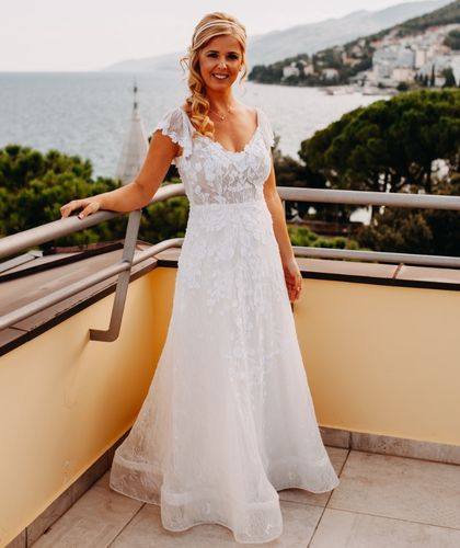 Buy Sell Wedding Dress Online Dubai UAE white Royal Bride by Ivana Bilich A-Line Gown with off the shoulders neckline. Made of white French Lace. Size Small -Medium
