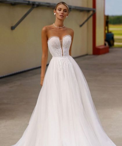 Buy Sell Wedding Dress Online Natalia Romanova A-Line gown with strapless sweetheart neckline. Made of white and nude tulle and lace fabric. Size UK 4, Small.