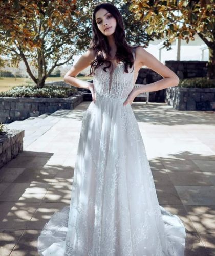 Buy sell wedding dress online Dubai UAE Jessica Couture A-Line Gown with V-neckline. Made of offwhite Dentelle fabric. Size Small.